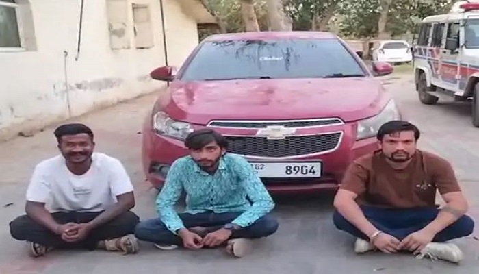 ગાંધીનગરમાં કાર લઈને જોખમી સ્ટંટ કરતા 5 યુવાનો, પોલીસે 3ની ધરપકડ કરી