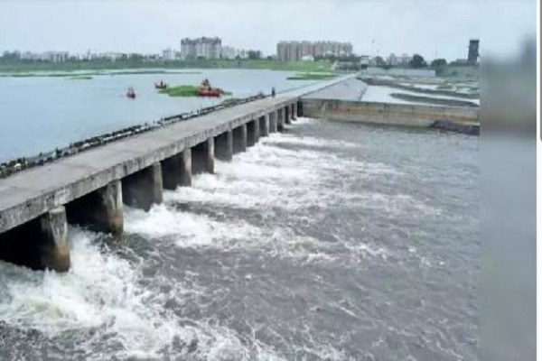 સુરતમાં રાંદેર કોઝ-વે નજીક પોલીસ જોઈને જુગારીઓ ભાગ્યા, બે જુગારીના નદીમાં પડતા મોત