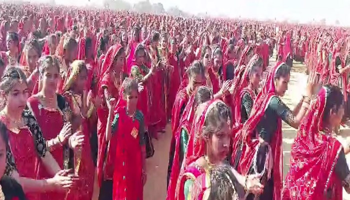 ધોલેરાના બાવળિયાળીમાં ભારવાડ સમાજની બહેનોએ હુડો રાસ રમીને સર્જ્યો રેકોર્ડ