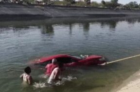 Accident, car falls in the canal