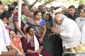 C M pays tribute to victims of terrorist attack in kashmir