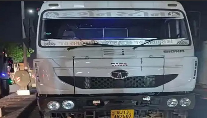 અમદાવાદમાં બોપલ બ્રિજ પર બાઈકચાલકને ડમ્પરે અડફેટે લેતા મોત