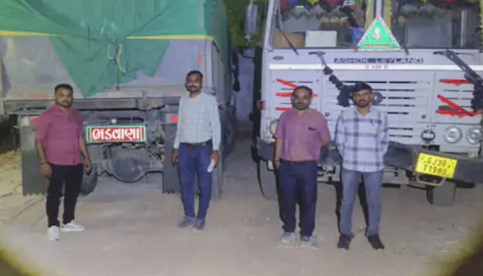 વઢવાણ નજીક કપચી ભરેલા પરમિટ વિનાના ઓવરલોડ બે ડમ્પરો પકડાયા