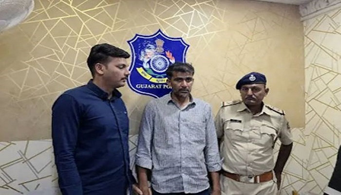 જામનગરમાં પોલીસની ઓળખ આપી વેપારી પાસેથી 1.57 લાખ પડાવી લેનારો શખસ પકડાયો