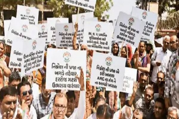 અમદાવાદના નિકોલમાં ડ્રેનેજના પ્રશ્ને મ્યુનિ.કચેરી સામે કોંગ્રેસનું વિરોધ પ્રદર્શન