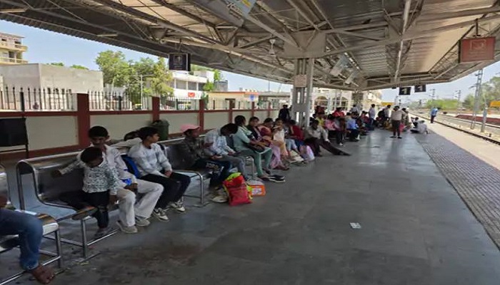 હિંમતનગર રેલવે સ્ટેશનના સફાઈ કર્મચારીઓને પગાર ન મળતા હડતાળ