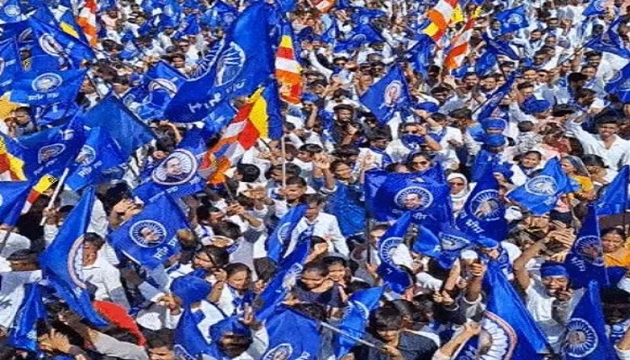 સાણંદમાં હાથી પર નિકળેલી સંવિધાન યાત્રામાં મોટી સંખ્યામાં લોકો જોડાયા
