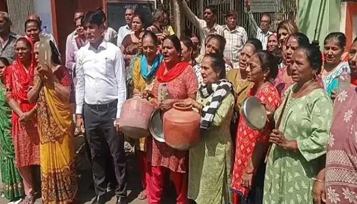 વડોદરામાં ગોરવા વિસ્તારમાં દૂષિત પાણીથી ત્રાસી મહિલાઓએ માટલાં ફોડીને વિરોધ કર્યો