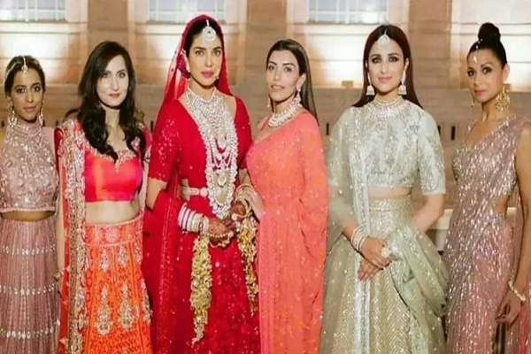 ઉનાળામાં લગ્નમાં હાજરી આપવા માટે કેવા પ્રકારના પોશાક પહેરવા જોઈએ?