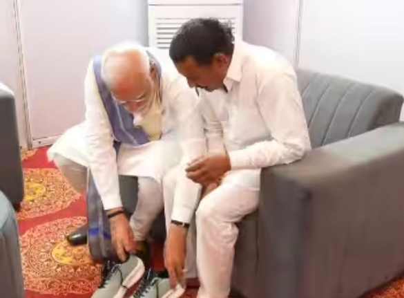 વડાપ્રધાન નરેન્દ્ર મોદીએ હરિયાણાના રામપાલને જૂતા પહેરાવ્યા