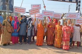 protest against bridge work in Dhoraji