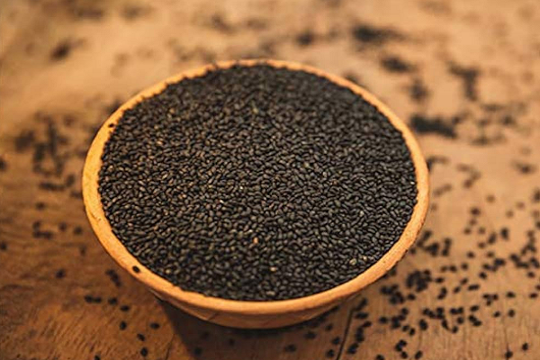 ઉનાળામાં શરીરને ઠંડુ રાખશે આ નાના કાળા બીજ, જાણો તેના અદ્ભુત ફાયદા