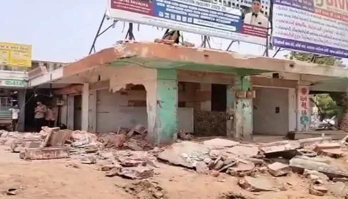 અમદાવાદ-મહેસાણા હાઈવે પર અડાલજ પાસેના નડતરરૂપ દબાણો દુર કરાયા