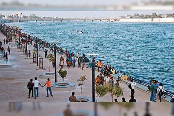 અમદાવાદમાં સાબરમતી નદીમાં પાણી ખાલી કરીને સફાઈ કામગીરીનો પ્રારંભ