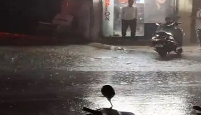 વડોદરામાં ગાજવીજ સાથે વરસાદ તૂટી પડ્યો, અનેક વિસ્તારોમાં પાણી ભરાયા