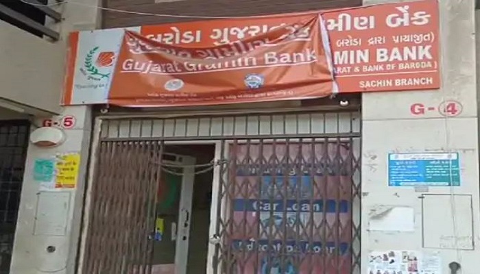 સુરતમાં બરોડા ગુજરાત ગ્રામીણ બેન્કમાં પિસ્તોલના નાળચે લૂંટ, કર્મચારીઓને રૂમમાં દીધા