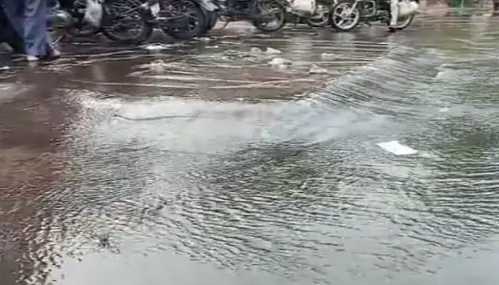 વડોદરામાં ગોત્રી વિસ્તારમાં પાણીની પાઈપલાઈનમાં ભંગાણ, હજારો લિટર પાણીનો વેડફાટ