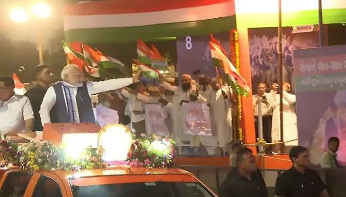 અમદાવાદમાં સમી સાંજે વડાપ્રધાન નરેન્દ્ર મોદીનો ભવ્ય રોડ શો યોજાયો