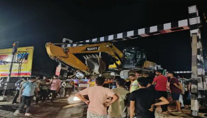 વઢવાણમાં ગણપતિ ફાટક નજીક રેલવે ગર્ડર સાથે જેસીબી અથડાયું