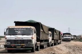 kutch, protest against dumpers filled with salt