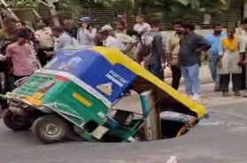 rickshaw fell into a pethole
