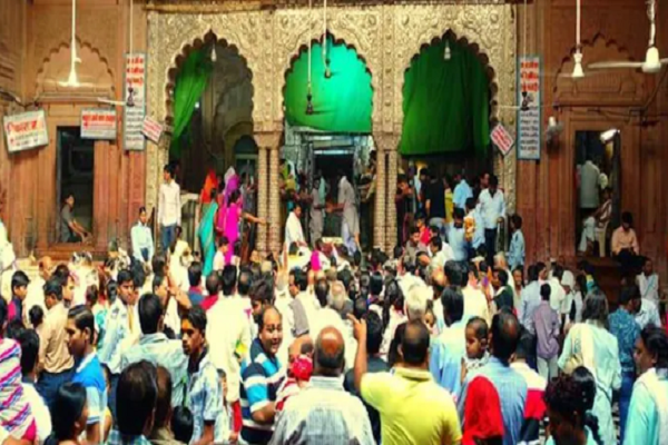 વૃંદાવનના બાંકે બિહારી મંદિરમાં દોરડું તૂટતા ફૂલ બંગલો પડી ગયો, ભક્તોની ભીડમાં ગભરાટ ફેલાઈ