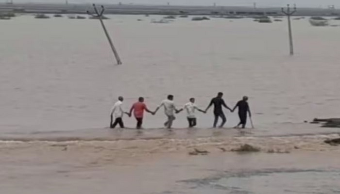 ભાવનગરના નારી ગામ નજીક મીઠાના અગરમાં પાણી ભરાતા 33 લોકો ફસાયા