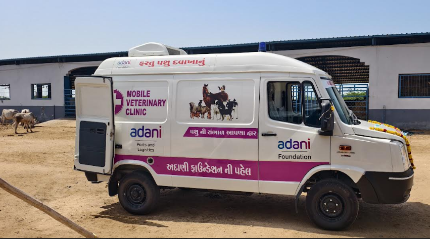 અદાણી ફાઉ. દ્વારા અત્યાધુનિક પશુ આરોગ્ય વાનનું અર્પણ