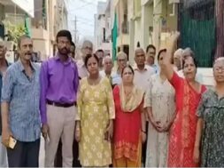 Baroda, protest against not taking out garbage