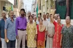 Baroda, protest against not taking out garbage