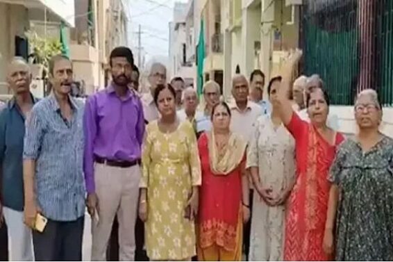 Baroda, protest against not taking out garbage