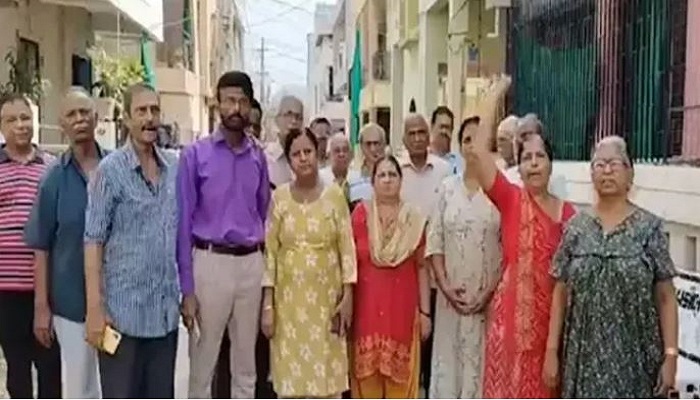 વડોદરામાં ઈન્દ્રપુરી સોસાયટીમાં કચરો લેવા વાહનો ન આવતા સ્થાનિકોએ હોબાળો મચાવ્યો