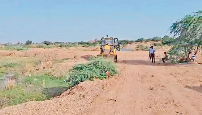 વઢવાણના ભોગાવો નદીમાં રેતીની ચોરી સામે ખનીજ વિભાગના દરોડા