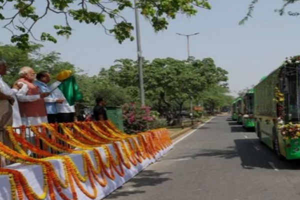 દિલ્હીમાં 200 ઇલેક્ટ્રિક બસોને વડાપ્રધાન નરેન્દ્ર મોદીએ લીલી ઝંડી બતાવી