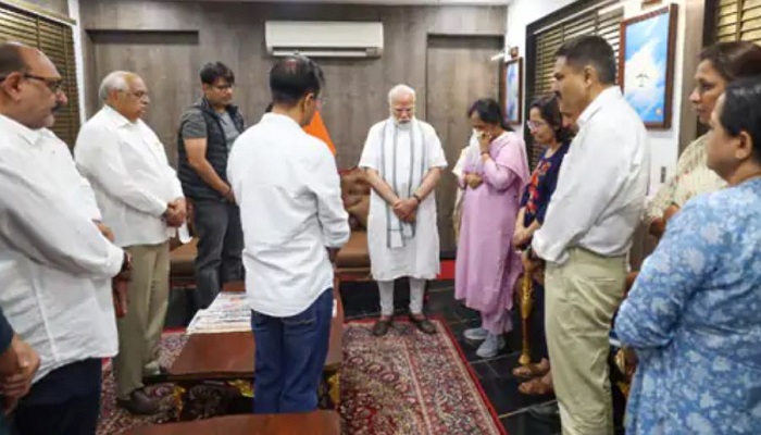 વિજય રૂપાણીના ગાંધીનગરના નિવાસસ્થાને અંજલીબેનને સાત્વના આપવા નેતાઓ દોડી ગયા