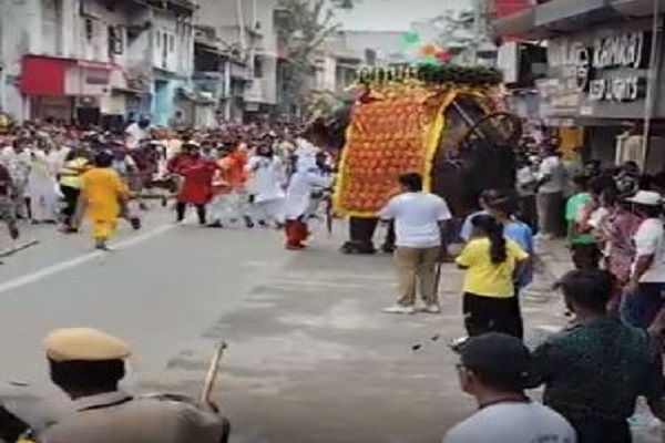 રથયાત્રામાં ગાંધી પોળ પાસે ત્રણ ગજરાજ બેકાબુ બન્યા, મહાવતે હાથી પર કાબુ મેળવ્યો