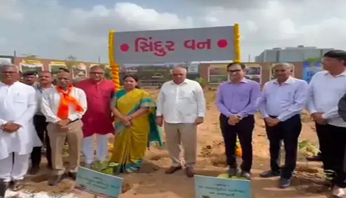 અમદાવાદમાં જગતપુરના સિંદૂરવનમાં મુખ્યમંત્રીએ સિંદૂરના વૃક્ષનું વૃક્ષારોપણ કર્યુ