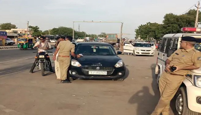 થરાદમાં વાહનોના કાચ પર લાગાવેલી બ્લેક ફિલ્મ સામે પોલીસની કડક કાર્યવાહી
