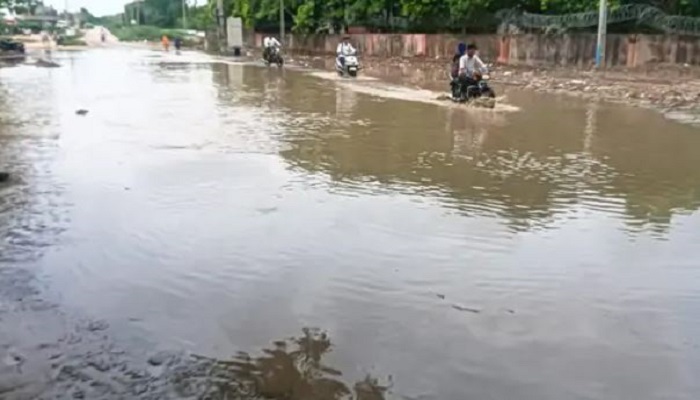 થરાદ-મલુપુર રોડ પર સામાન્ય વરસાદમાં પાણી ભરાતા વાહનચાલકો પરેશાન