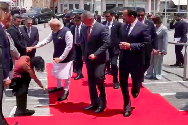 સાયપ્રસમાં કાઉન્સિલના સભ્યએ PM મોદીના ચરણ સ્પર્શ કર્યા
