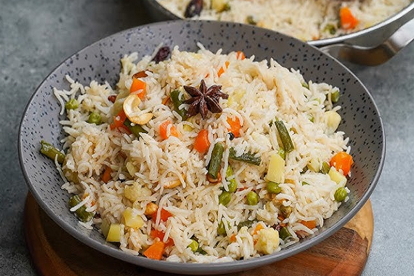 બચેલા ભાતમાંથી બનાવો આવો સ્વાદિષ્ટ પુલાવ