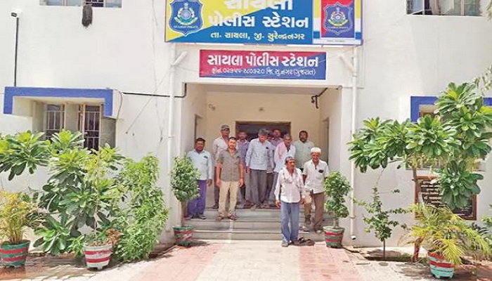 સાયલાના ડોળિયા ગામે માથાભારે શખસે વીજપોલ તોડી નાંખતા 90થી વધુ ખેડુતોની રજુઆત