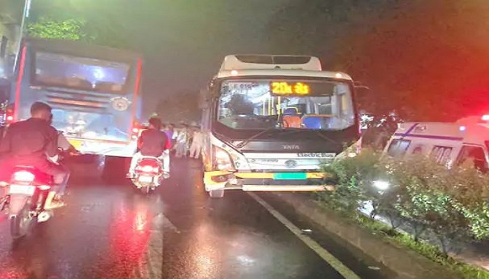 અમદાવાદમાં BRTS અને રિક્ષા વચ્ચે અકસ્માત, બસ રેલિંગ તોડી ડિવાઈડર પર ચડી ગઈ