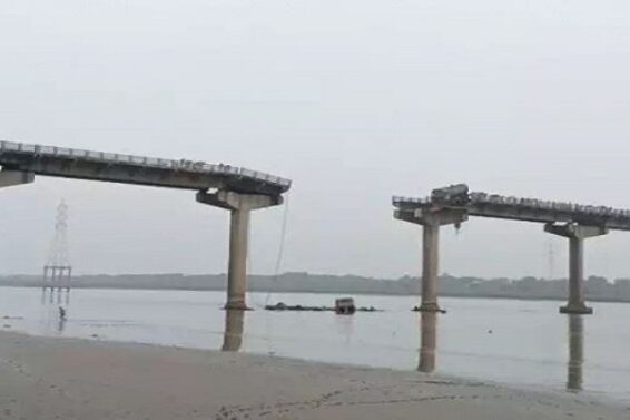 Bridge collapsed-1