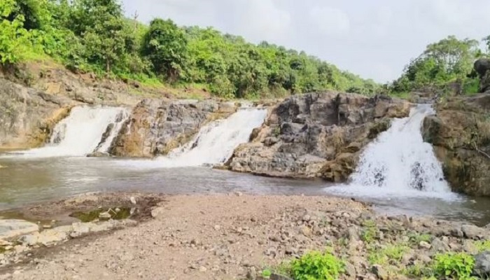 નર્મદા જિલ્લામાં નાંદોદ તાલુકાના જૂનાઘાટા ગામ પાસે આવેલો ટકારાનો ધોધનો અનોખો નજારો