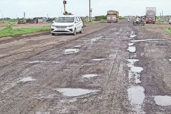રાજકોટ-જેતપુર હાઈવે પર ખાડારાજ, ટોલ વસુલાત સામે ભારે વિરોધ, કોંગ્રેસે કર્યો ચક્કાજામ
