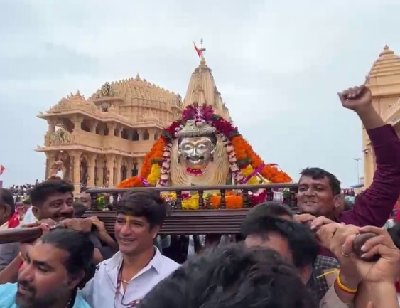 શ્રાવણના પ્રથમ સોમવારે: સોમનાથમાં નીકળી પાલખીયાત્રા, મોટી સંખ્યામાં શ્રદ્ધાળુઓ ઉમટ્યાં