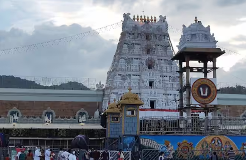તિરુમાલા તિરુપતિ દેવસ્થાનમના ચાર બિન-હિન્દુ કર્મચારીઓને સસ્પેન્ડ કરાયાં