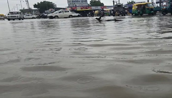 ભારે વરસાદને લીધે થરાદ-ધાનેરા હાઈવે પર પાણી ભરાતા વાહનચાલકો મુશ્કેલીમાં મુકાયા