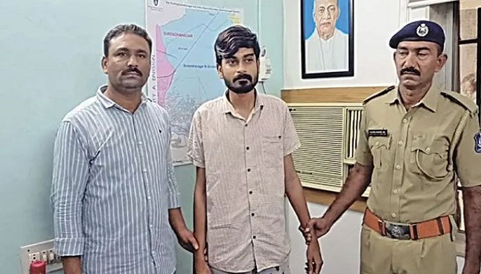 વઢવાણમાં ત્રણ વાહનોને ટક્કર મારી નાસી રહેલા કારચાલકને લોકોએ પકડીને પોલીસ હવાલે કર્યો